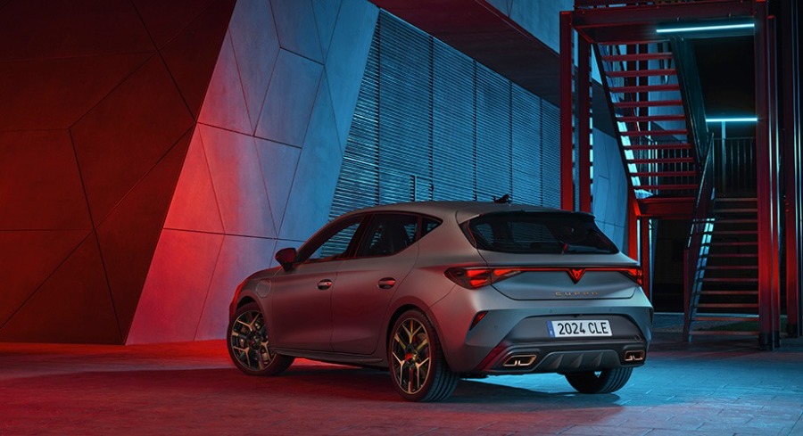 CUPRA Leon – Vista 3/4 posteriore in studio con illuminazione drammatica