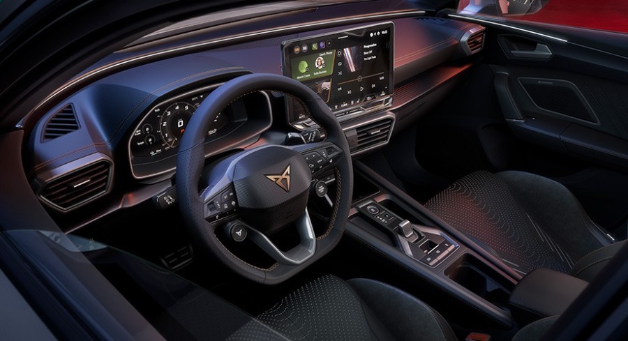 CUPRA Leon – Abitacolo sportivo con volante e display touch 12,9" – Scarabel