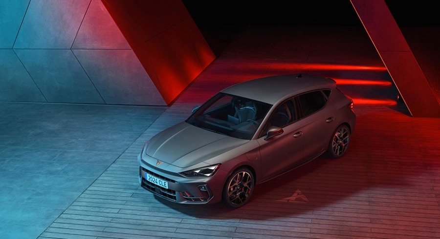 CUPRA Leon – Design esterno 3/4 frontale dall'alto in studio – Scarabel