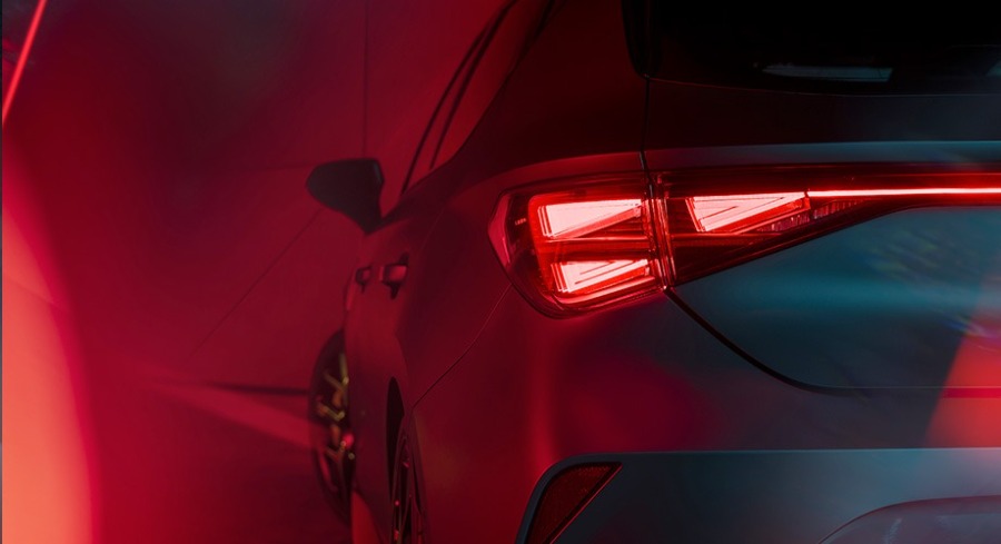 CUPRA Leon – Fanali posteriori triangolari LED illuminati in studio