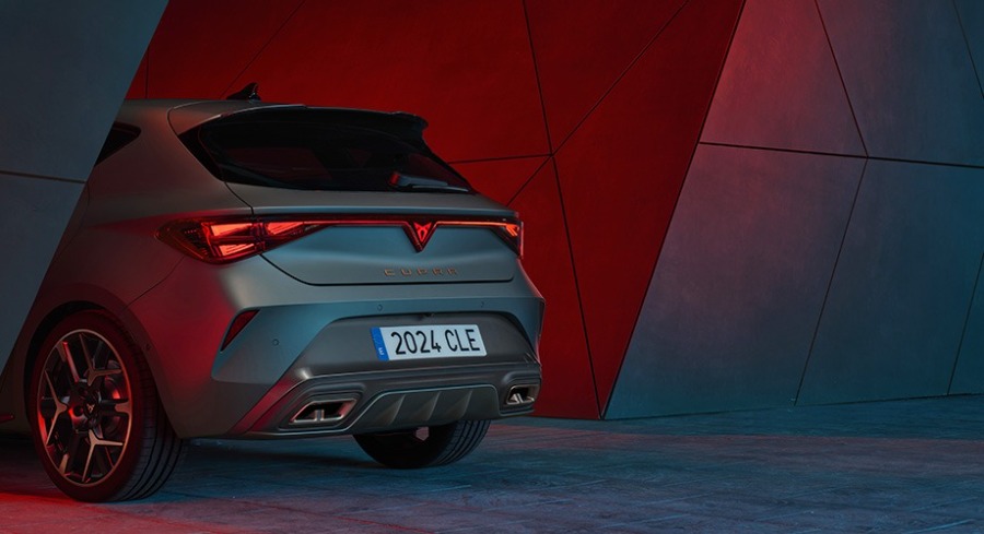 CUPRA Leon – Vista posteriore completa Enceladus Grey Matt in studio