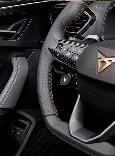 CUPRA Leon Sportstourer – abitacolo con volante sportivo, infotainment touch 12,9" e Virtual Cockpit 10,25" – Scarabel Padova