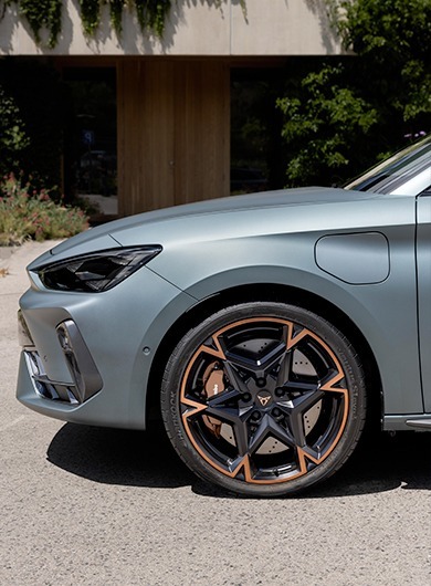 CUPRA Leon Sportstourer VZ – design frontale shark nose con cerchi rame e fari Full LED – Scarabel Padova