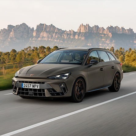 CUPRA Leon Sportstourer VZ – 3/4 frontale anteriore Enceladus Grey Matt – Scarabel Padova