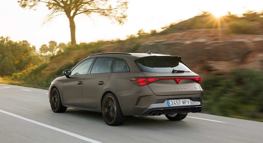 CUPRA Leon Sportstourer – 3/4 frontale notturno Enceladus Grey Matt – Scarabel Padova