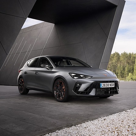 Nuova CUPRA Born VZ 2026 posteriore tre quarti colore Timanfaya Grey — Scarabel Padova