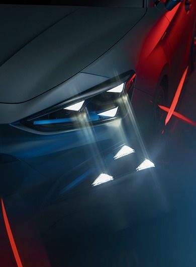 Nuova CUPRA Born 2026 dettaglio frontale con nuova griglia parametrica e fari Matrix LED
