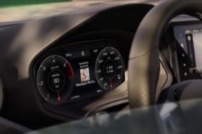 Nuovi sedili sportivi avvolgenti