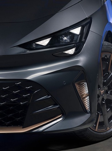 Nuova CUPRA Born 2026 dettaglio frontale con nuova griglia parametrica e fari Matrix LED