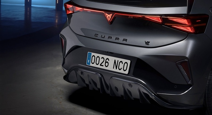 CUPRA Raval 2026 dettaglio posteriore diffusore e fari LED tridimensionali