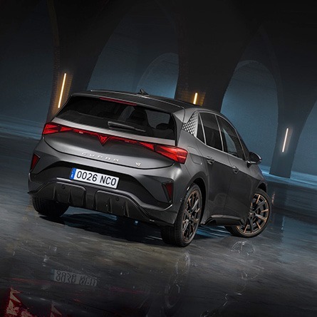 Nuova CUPRA Born VZ 2026 posteriore tre quarti colore Timanfaya Grey — Scarabel Padova