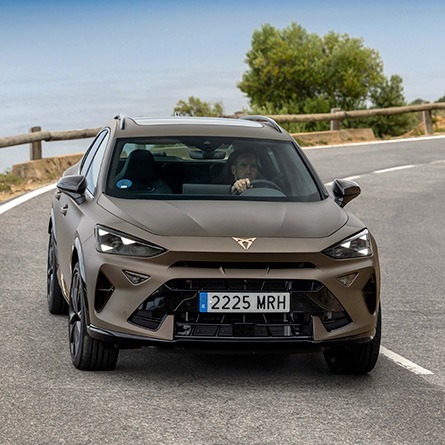 Nuova CUPRA Formentor – profilo laterale in dinamica Century Bronze Matt – Scarabel Padova