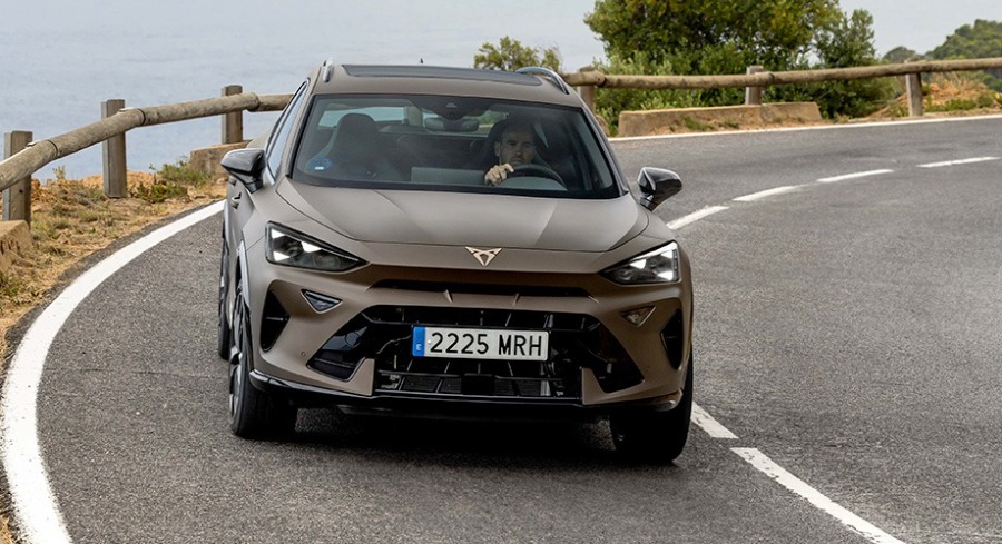 Nuova CUPRA Formentor – vista dall'alto in dinamica Century Bronze Matt – Scarabel