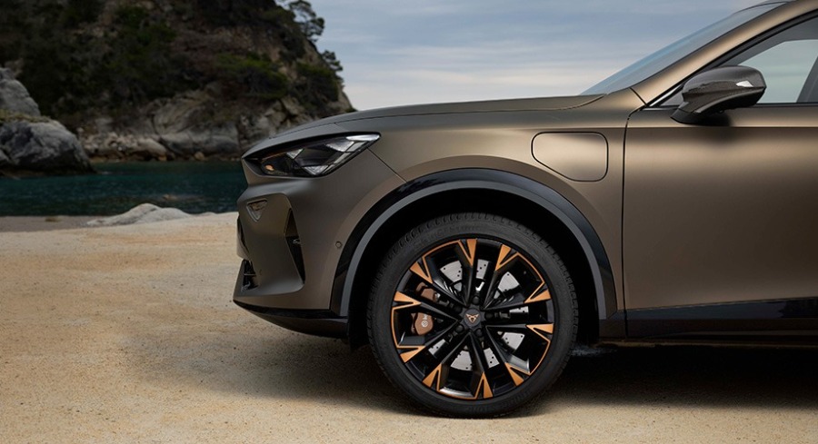 Nuova CUPRA Formentor – vista posteriore 3/4 Century Bronze Matt – Scarabel