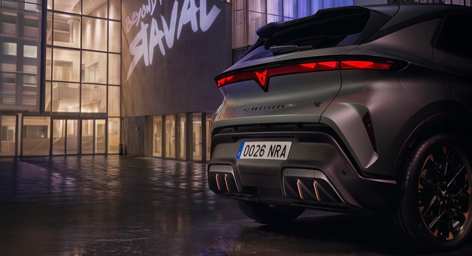 CUPRA Raval 2026 dettaglio posteriore diffusore e fari LED tridimensionali