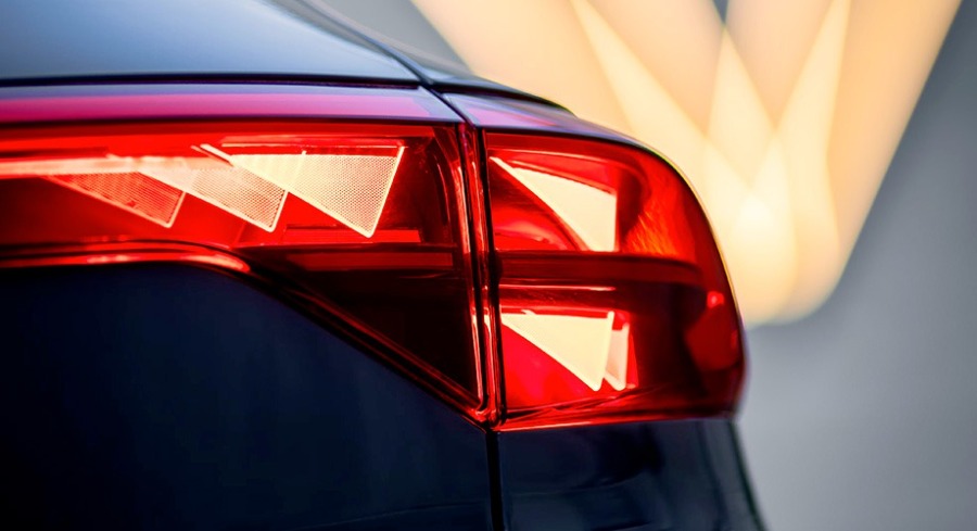 CUPRA Terramar – dettaglio fanali posteriori con badge Copper – Scarabel