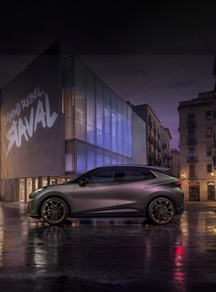 CUPRA Raval 2026 fiancata sinistra colore Plasma con maniglie flush illuminate