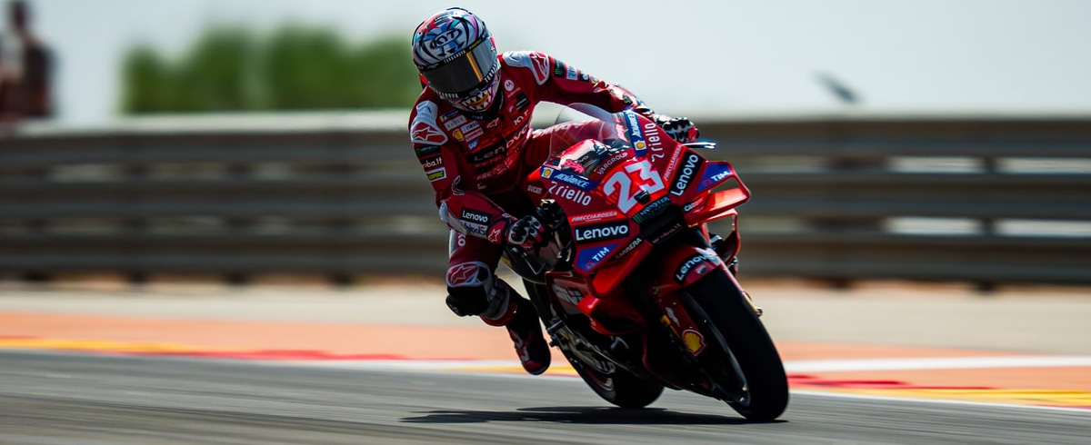 MotoGP Spagna: Marc Márquez trionfa ad Aragón, caduta per Bagnaia. Bastianini chiude quinto.