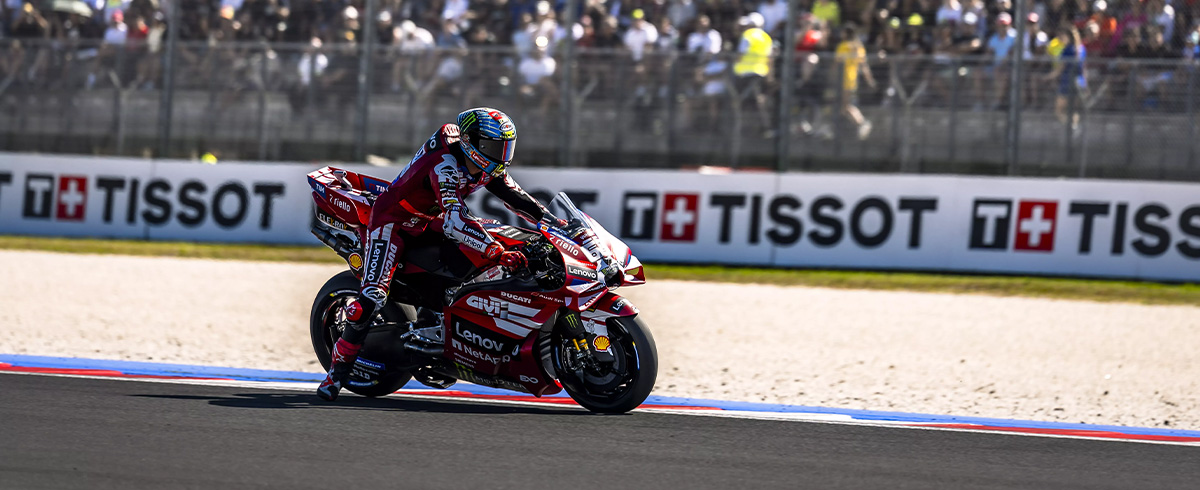 Misano si tinge di rosso, tra la magia di Márquez e l'amarezza di Bagnaia