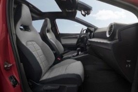 Nuovi sedili sportivi avvolgenti